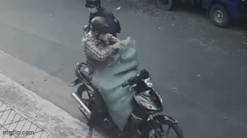 Video: 2  "cẩu tặc " bị ô tô húc văng ra đường trong lúc đang cất giấu tang vật
