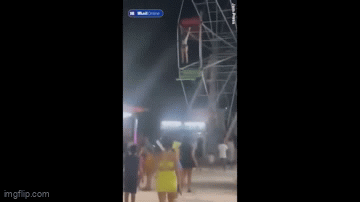 Video: Nghẹt thở cảnh bé gái bị mắc kẹt giữa không trung khi chơi trò vòng quay khổng lồ