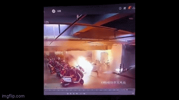 Video: Xe để dưới hầm chung cư bất ngờ bốc cháy, người đàn ông có hành động dũng cảm