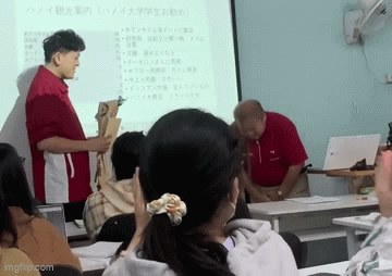 Khoảnh khắc thầy giáo người Nhật cảm động khi lần đầu tiên được nhận hoa ngày 20/11