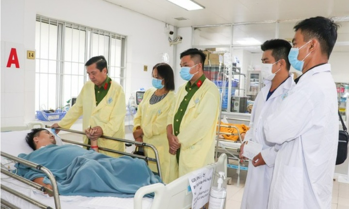 Đồng đội quyên góp hỗ trợ Đại úy công an đứt lìa 2 chân khi đang làm nhiệm vụ