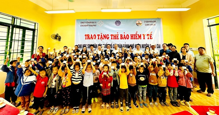 Nhiều học sinh dân tộc thiểu số ở Lào Cai được tặng thẻ BHYT