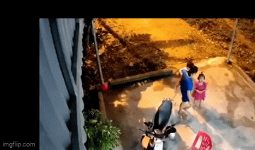 Khởi tố người cha nhẫn tâm cầm chân quăng con gái ruột 4 tuổi ra xa