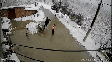 Video: Khoảnh khắc thót tim bé gái suýt bị vùi lấp trong lớp tuyết khổng lồ đổ xuống từ mái nhà