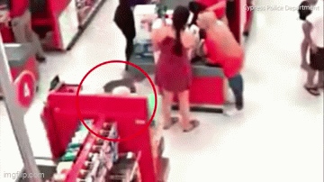 Video: Phát hiện con gái bị người đàn ông quay lén và hành động bất ngờ của người cha