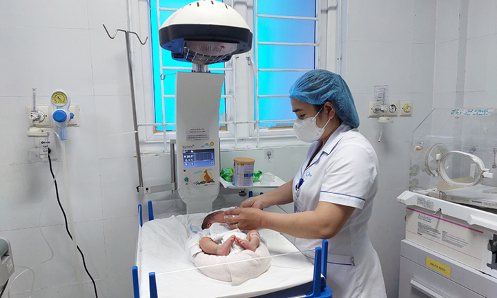 Xót xa phát hiện bé trai mới sinh không mặc quần áo, còn nguyên dây rốn bị bỏ rơi