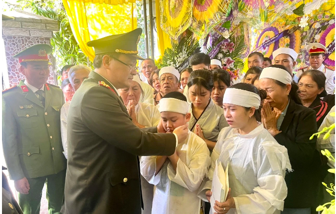 Nghẹn ngào khoảnh khắc tiễn biệt phó trưởng công an phường hy sinh khi đang làm nhiệm vụ ở Huế