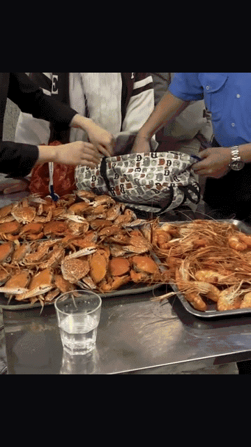 Hà Nội: 7 thực khách đi ăn buffet hải sản và bí mật trong chiếc balo nặng hơn 10kg dưới gầm bàn