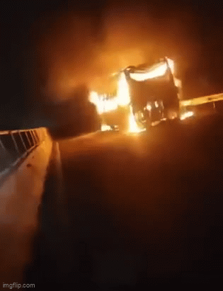 Xe khách bất ngờ bốc cháy dữ dội trên cao tốc Bắc Nam