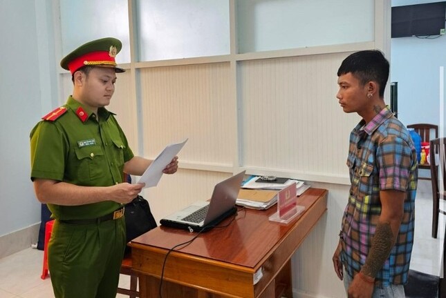 Vừa mãn hạn tù, gã trai bị bắt vì thực hiện hành vi giao cấu với người yêu 