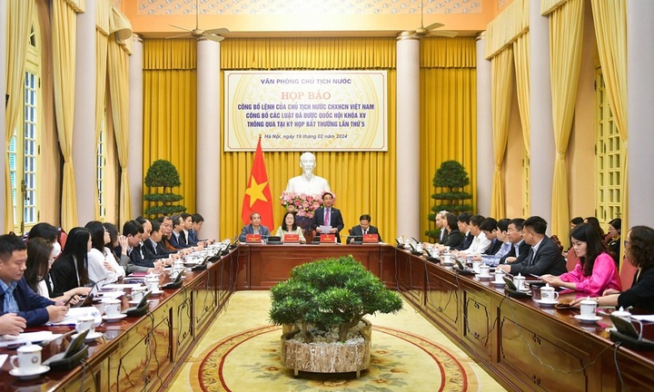 Chủ tịch nước công bố Luật Đất đai và Luật Các tổ chức tín dụng (sửa đổi)