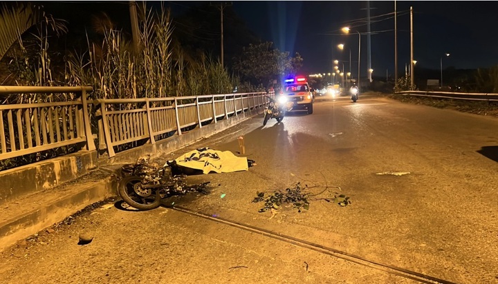 Điều tra vụ nam sinh tử vong bất thường bên đường, xe máy cháy trơ khung sắt