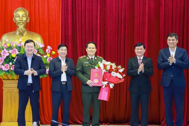 Trao quyết định thăng cấp hàm, giao trọng trách mới cho Giám đốc Công an tỉnh Nghệ An