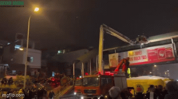 Giải cứu thành công người đàn ông có biểu hiện bất thường ngồi trên nóc cầu vượt