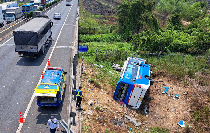 Xe khách 29 chỗ lật trên cao tốc TP.HCM - Trung Lương