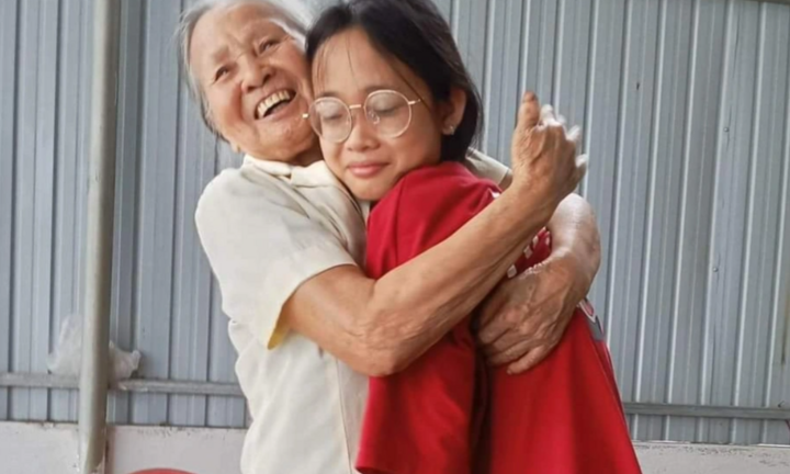 Tuyên dương nữ sinh lớp 6 nhặt được vàng, nhờ mẹ tìm chủ nhân trả lại