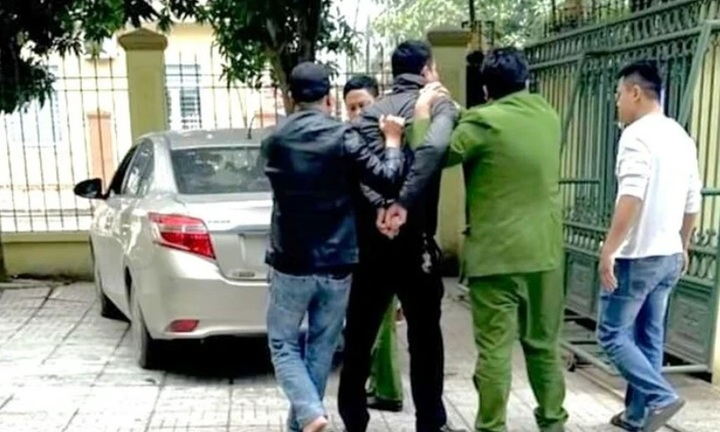 Bất ngờ danh tính người đàn ông dùng mũ bảo hiểm đập vỡ kính ô tô sau va chạm giao thông