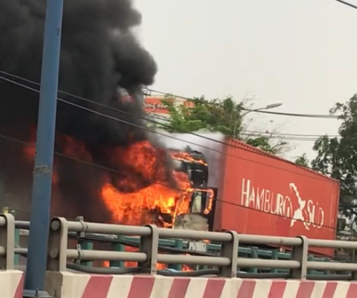 Xe container bất ngờ bốc cháy dữ dội, đường quốc lộ ùn tắc kéo dài