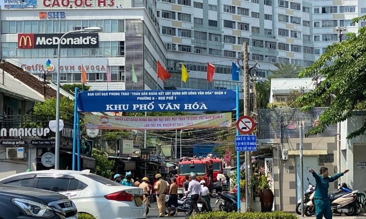 Hiện trường vụ cháy căn hộ tầng 2 cư xá Vĩnh Hội tại TP.HCM