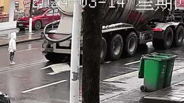 Video: Thót tim khoảnh khắc cậu bé chui qua gầm xe bồn trong tích tắc xe dừng đèn đỏ