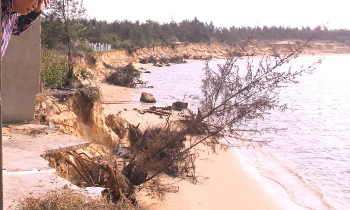 Sạt lở nghiêm trọng bờ biển ở Quảng Nam, hàng chục căn nhà tạm bị 