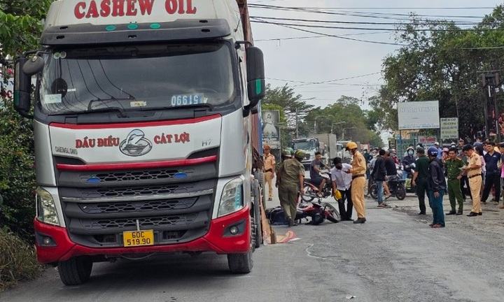 Bé gái 11 tuổi gặp nạn trên đường đi học về: Người mẹ gào khóc gọi tên con