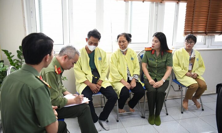 Công an tỉnh Phú Thọ thăm hỏi gia đình nam sinh lớp 8 bị đánh chấn thương sọ não