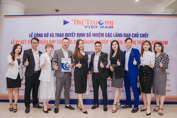 Ban Pháp luật Bản tin Thị trường Việt Nam công bố, trao quyết định bổ nhiệm các lãnh đạo chủ chốt