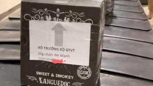 Cho thôi việc nhân viên mạo danh Bộ trưởng bộ GTVT gửi nhiều kiện hàng ở sân bay