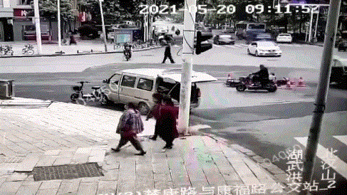 Video: Hố ga bất ngờ phát nổ, nhiều người bị hất văng lên không trung