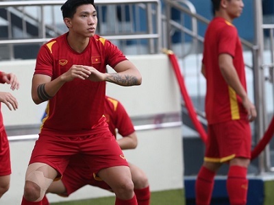 Vòng loại World Cup 2022: Văn Hậu băng kín đầu gối, Xuân Trường tiết lộ bí quyết