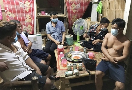 Tụ tập ăn nhậu khi đang giãn cách, nhóm 5 người bị phạt 75 triệu đồng