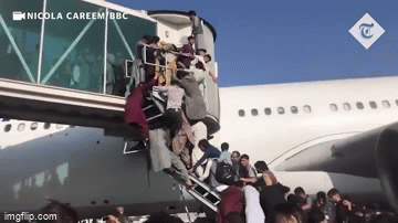 Sân bay Kabul hỗn loạn khi hàng nghìn người Afghanistan cố tìm cách rời khỏi đất nước