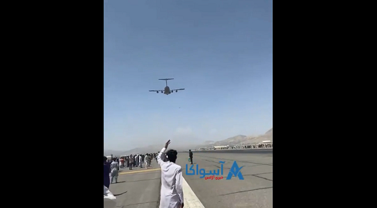 Người Afghanistan tuyệt vọng bám vào máy bay rời khỏi đất nước rồi rơi tự do giữa không trung
