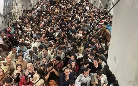 Hàng trăm người tị nạn Afghanistan nhồi nhét trên máy bay Mỹ, gấp đôi sức chứa bình thường