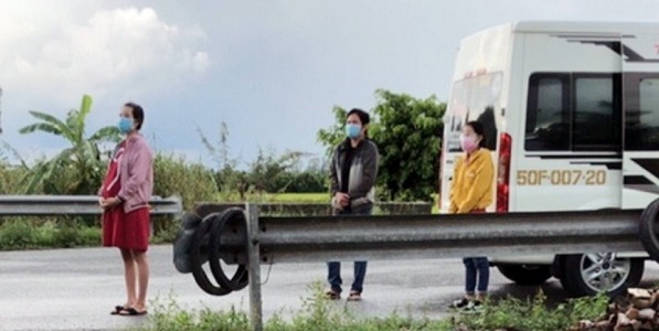 Hậu Giang: 3 người giả đeo khăn tang để 