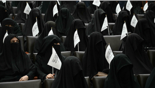 Phụ nữ Afghanistan bịt kín mặt ngồi ở giảng đường đại học, dấy lên lo ngại về lời hứa 