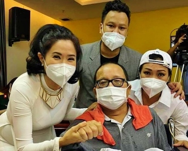 Nghệ sĩ saxophone Trần Mạnh Tuấn ngồi xe lăn, khóc vì nhớ sân khấu