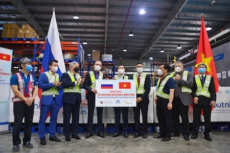 Việt Nam tiếp nhận 740.000 liều vaccine Sputnik V 