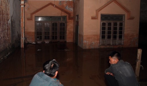 Ô nhiễm rác trên lòng hồ Thủy điện Khe Bố: