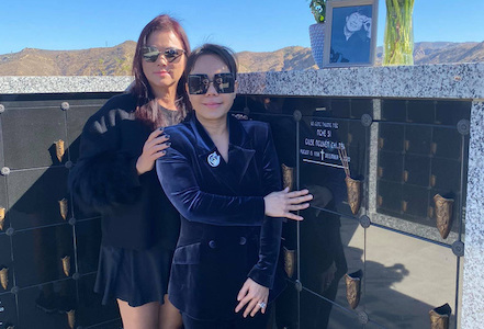 Việt Hương bật khóc khi viếng thăm mộ cố nghệ sĩ Chí Tài tại Mỹ 