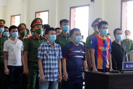 Cần Thơ: 21 bị cáo trong vụ chém người, nổ súng cùng hầu tòa