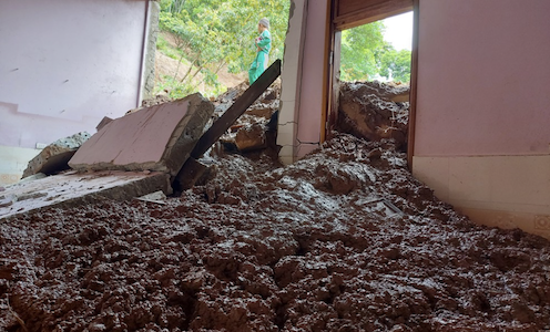 Nghệ An: Sạt lở núi làm sập nhà dân, nhiều người phải di dời đi nơi khác