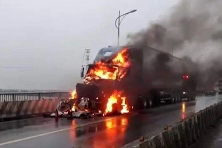 Quảng Bình: Xe container bất ngờ bốc cháy ngùn ngụt trên cầu Gianh