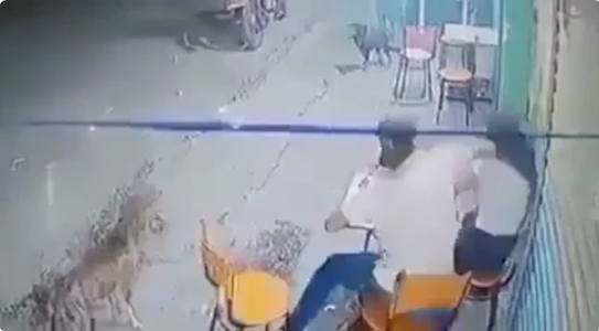 Video: Chàng trai tát bạn gái giữa quán cafe, nhận ngay 