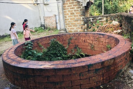 Đoàn làm phim hài Tết bị tố tự ý tô vẽ giếng cổ ở di tích Quốc gia Đường Lâm