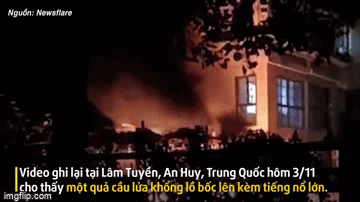 Video: Đang sạc điện, xe máy phát nổ bốc cháy dữ dội