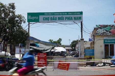 Hà Nội: Quận Hoàng Mai tìm người từng đến chợ đầu mối do liên quan ca mắc COVID-19