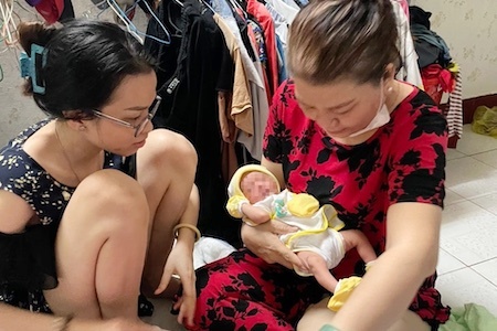 TP. HCM: Xót xa bé trai sơ sinh bị bỏ rơi trong thùng rác ở huyện Bình Chánh