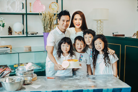 Gia đình Lý Hải hạnh phúc cùng nhau làm bánh và đón giáng sinh sớm